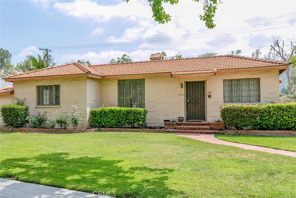 1422 W Riverside Drive Property Photo 1