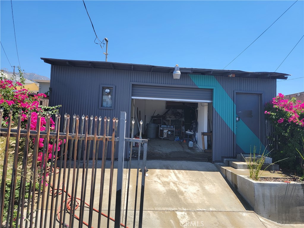 9939 Commerce Avenue Property Photo 2
