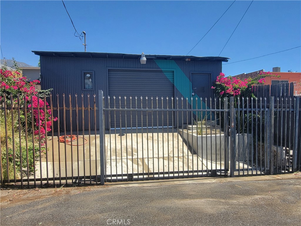 9939 Commerce Avenue Property Photo 3
