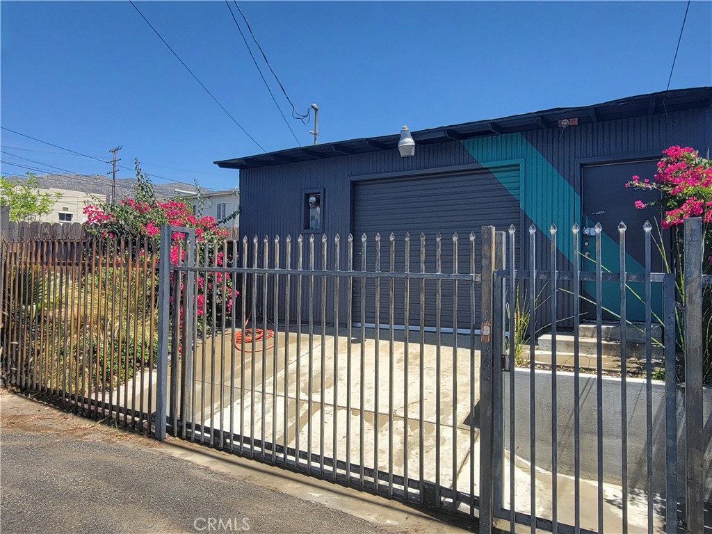 9939 Commerce Avenue Property Photo 4