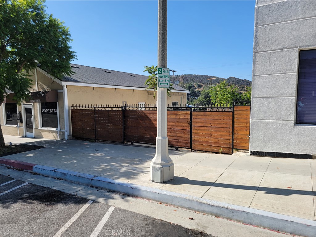 9939 Commerce Avenue Property Photo 5