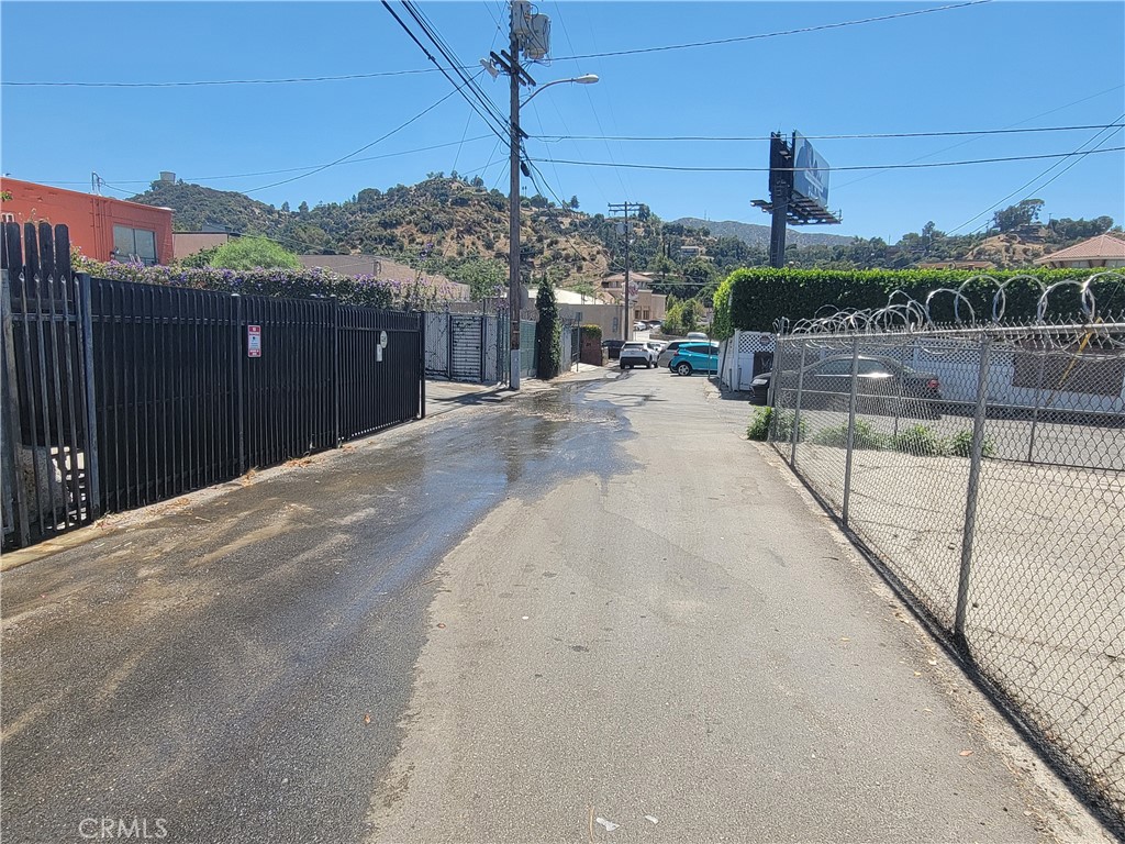 9939 Commerce Avenue Property Photo 10