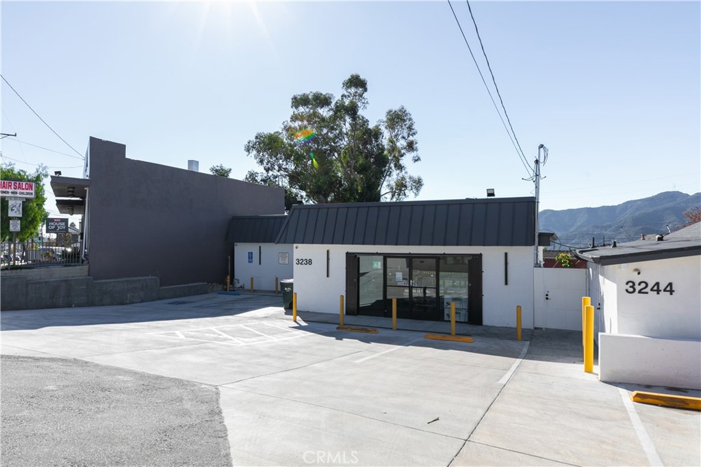 3238 Foothill Boulevard Property Photo 8