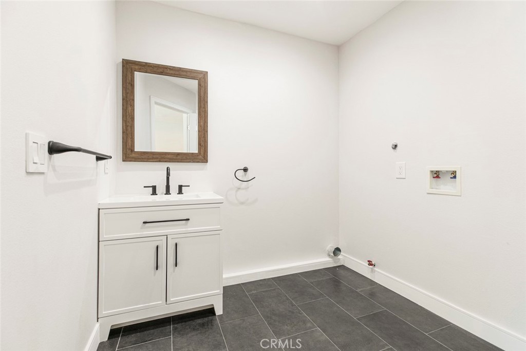 17648 Raymer Street Property Photo 6