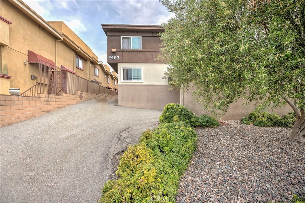 2463 Montrose Avenue Property Photo 1