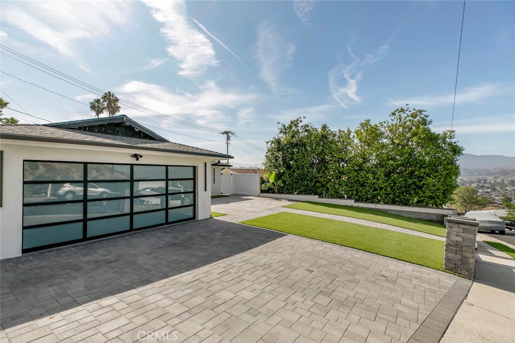 27964 Carvel Drive Property Photo 4