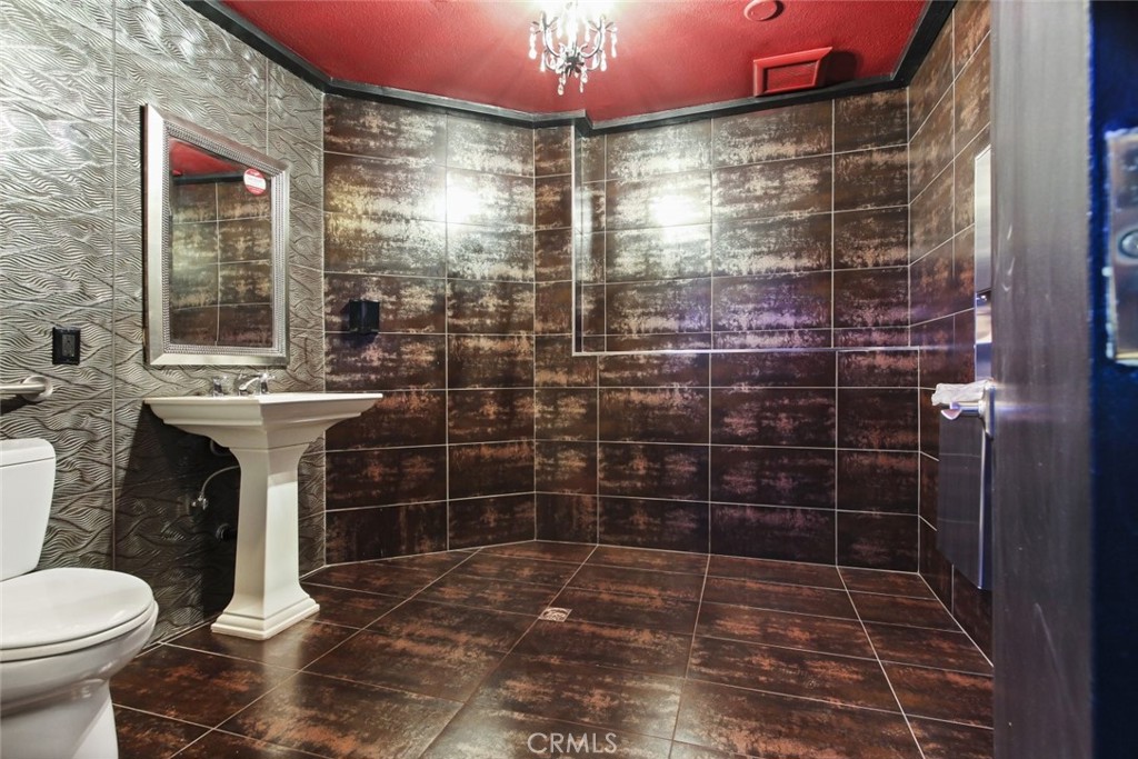 8759 Glenoaks Boulevard Property Photo 20