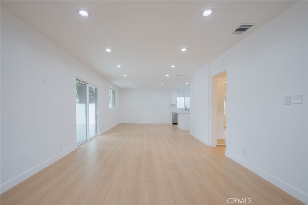 7734 N Glenoaks Boulevard Property Photo 3