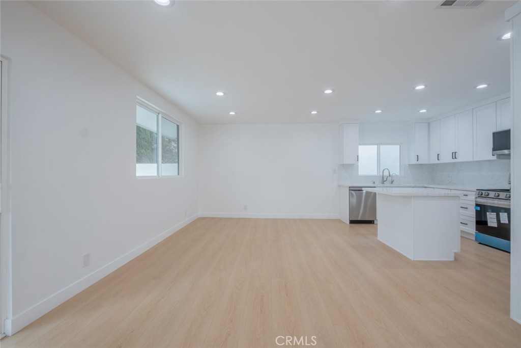 7734 N Glenoaks Boulevard Property Photo 4