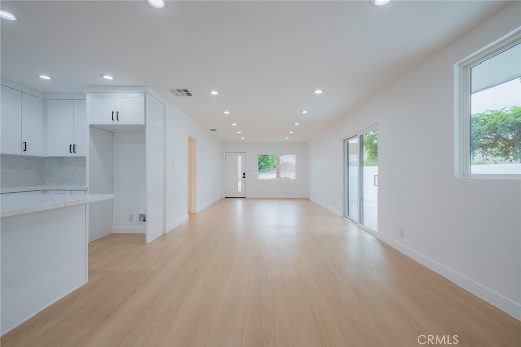 7734 N Glenoaks Boulevard Property Photo 5