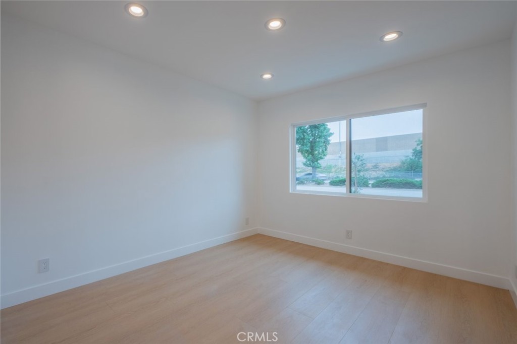 7734 N Glenoaks Boulevard Property Photo 14