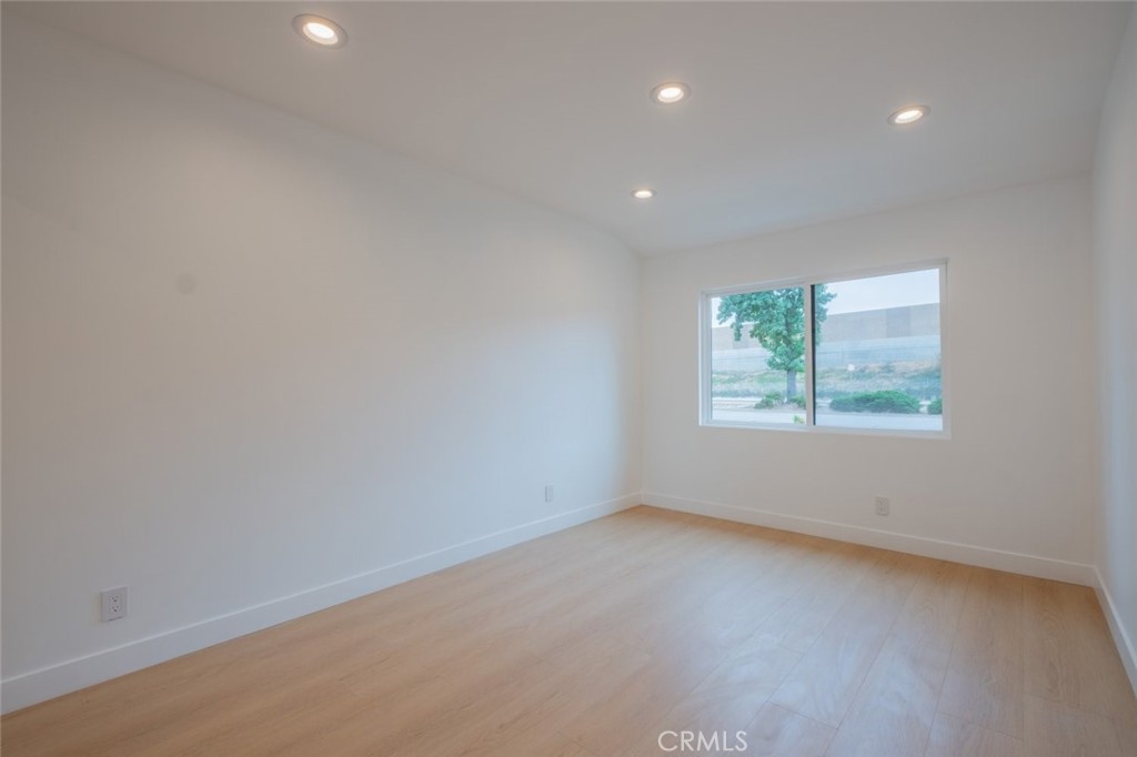 7734 N Glenoaks Boulevard Property Photo 17