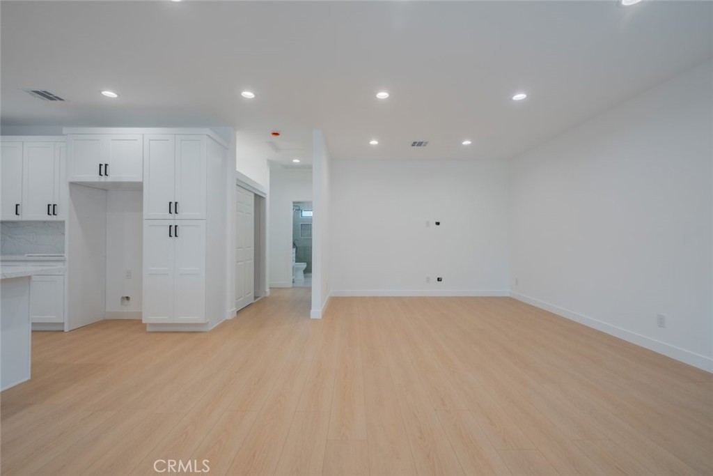 7734 N Glenoaks Boulevard Property Photo 32