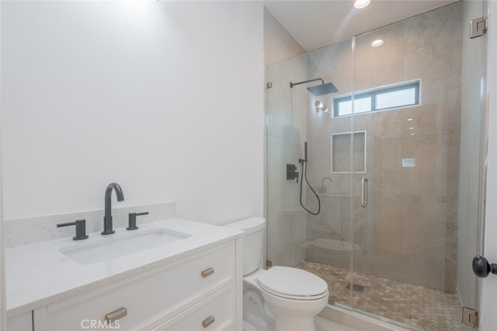 7734 N Glenoaks Boulevard Property Photo 34