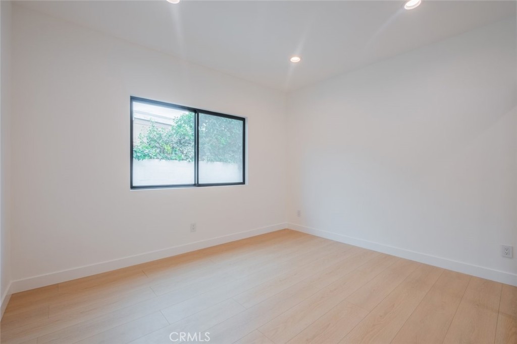 7734 N Glenoaks Boulevard Property Photo 37