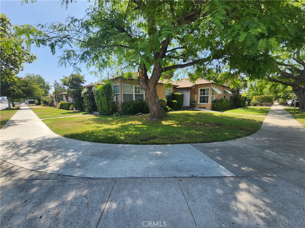 11820 Victory Boulevard Property Photo 2