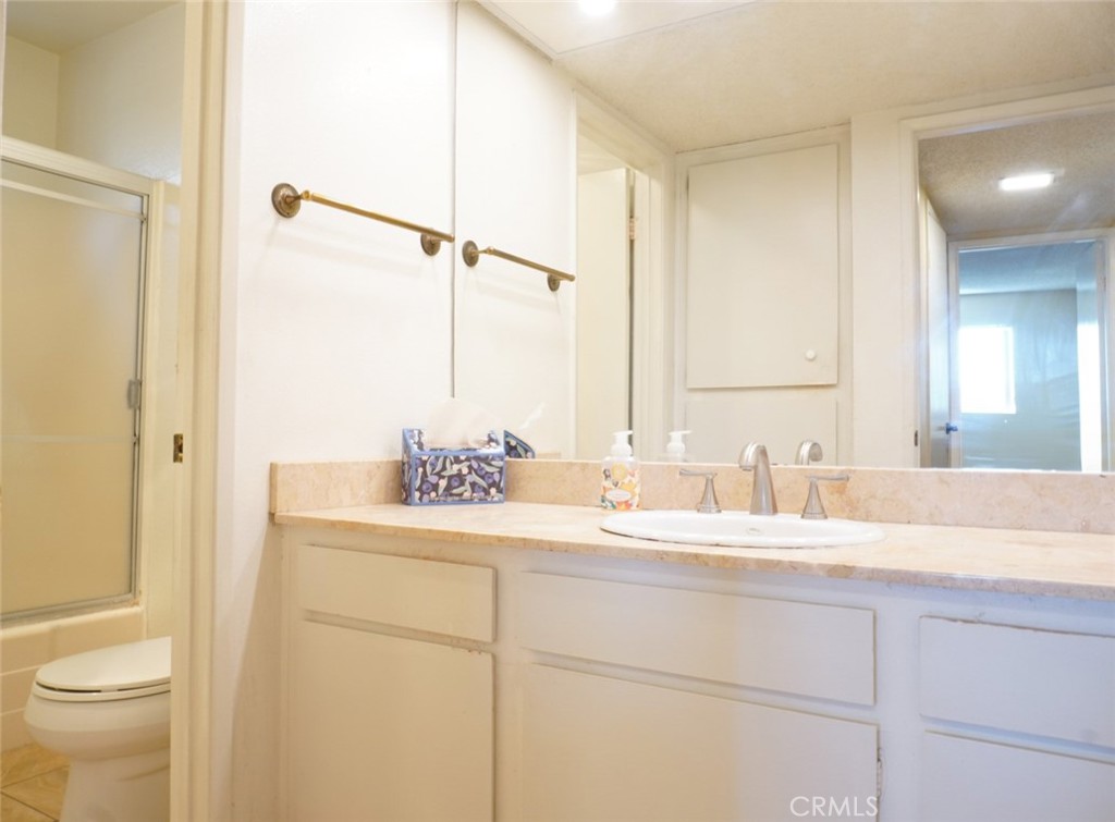 570 W Stocker Street 202 Property Photo 21