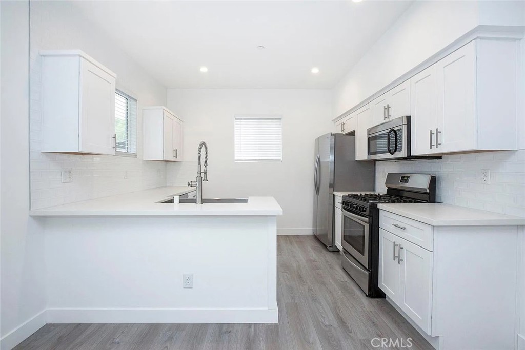 5026 1/2 Cleon Avenue Property Photo 3