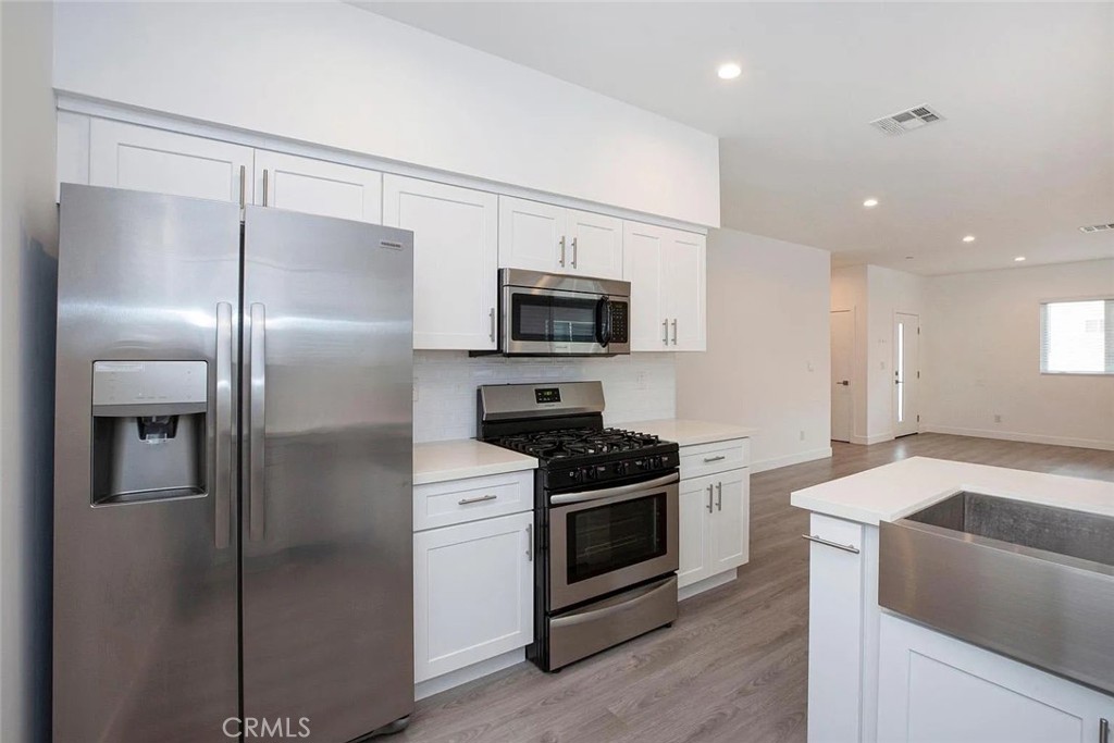 5026 1/2 Cleon Avenue Property Photo 4