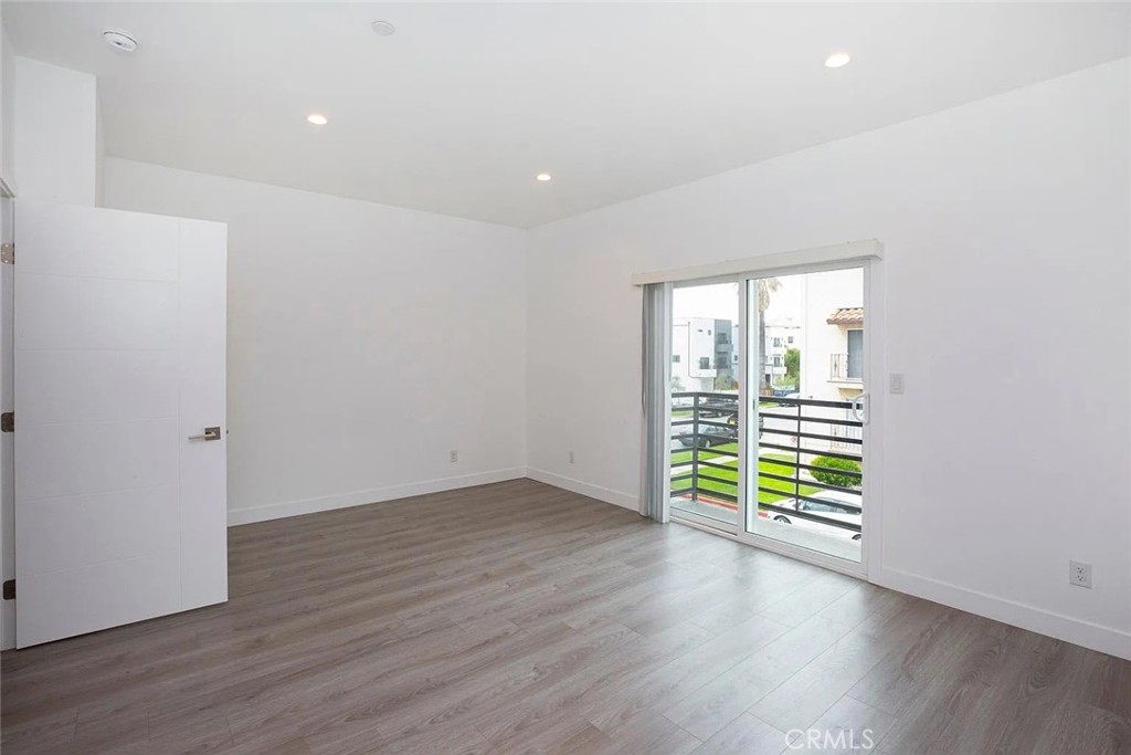 5026 1/2 Cleon Avenue Property Photo 7