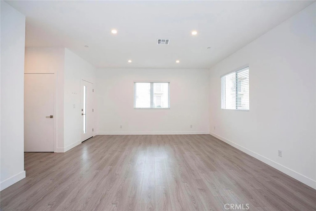 5026 1/2 Cleon Avenue Property Photo 12