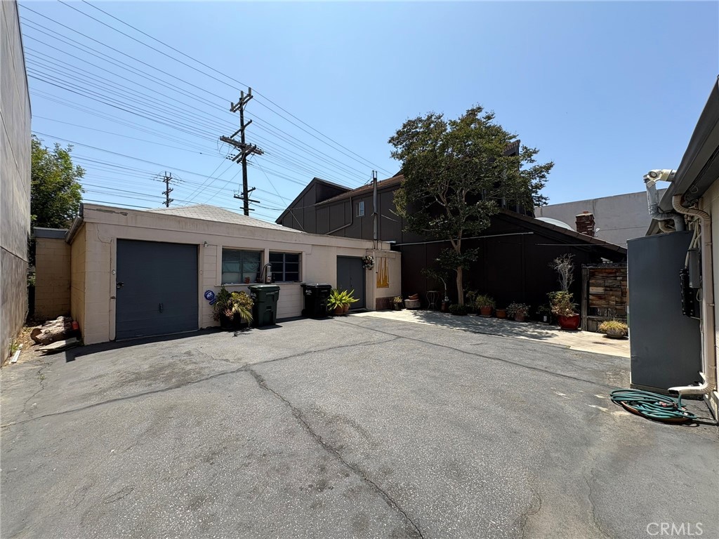 612 E Glenoaks Boulevard Property Photo 2