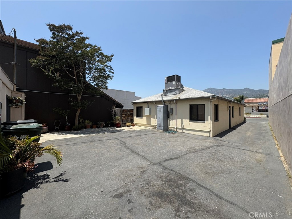 612 E Glenoaks Boulevard Property Photo 3