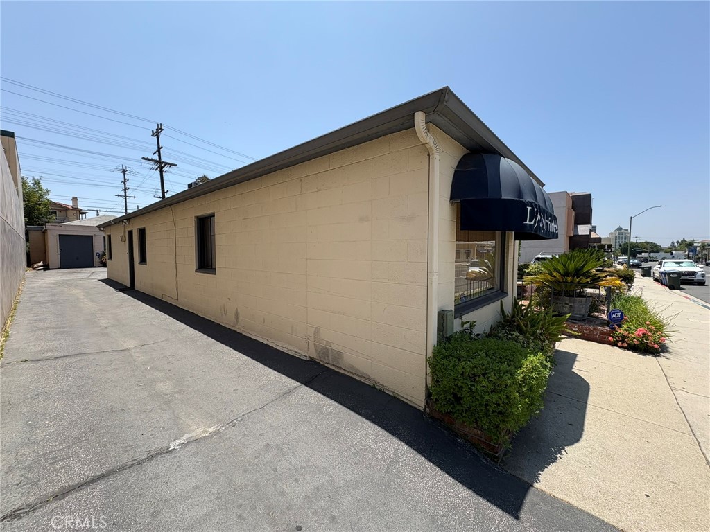 612 E Glenoaks Boulevard Property Photo 4
