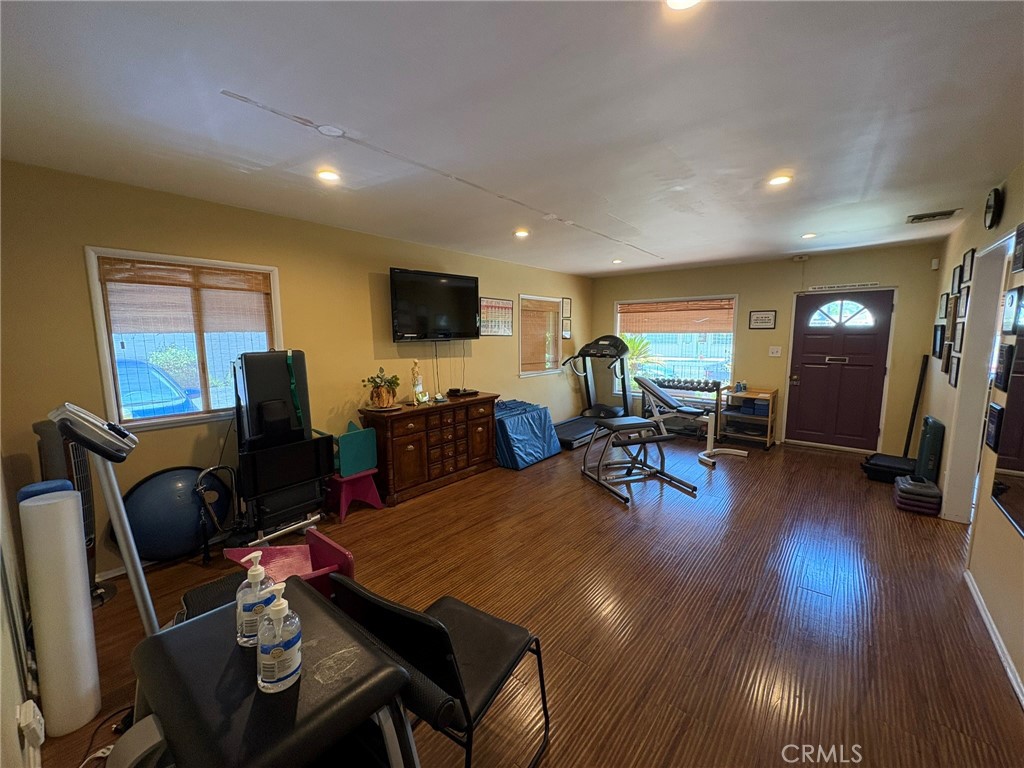 612 E Glenoaks Boulevard Property Photo 5