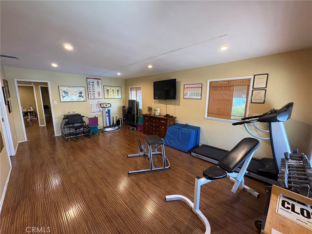 612 E Glenoaks Boulevard Property Photo 6