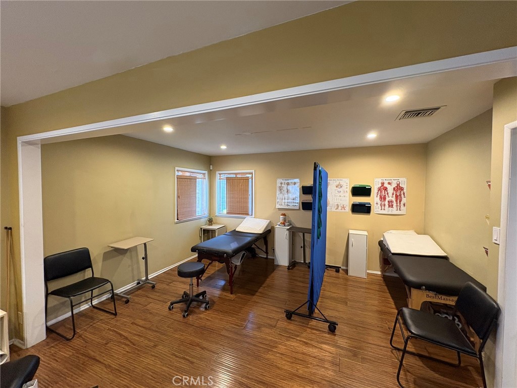 612 E Glenoaks Boulevard Property Photo 7