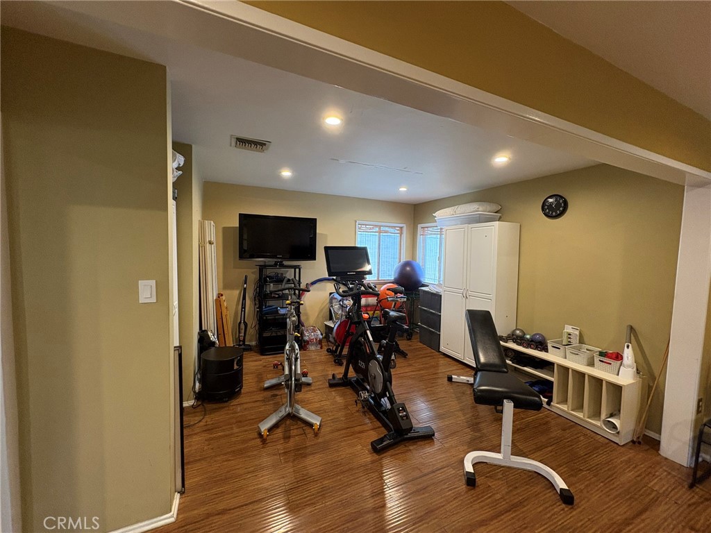 612 E Glenoaks Boulevard Property Photo 8