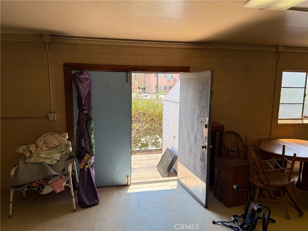612 E Glenoaks Boulevard Property Photo 18