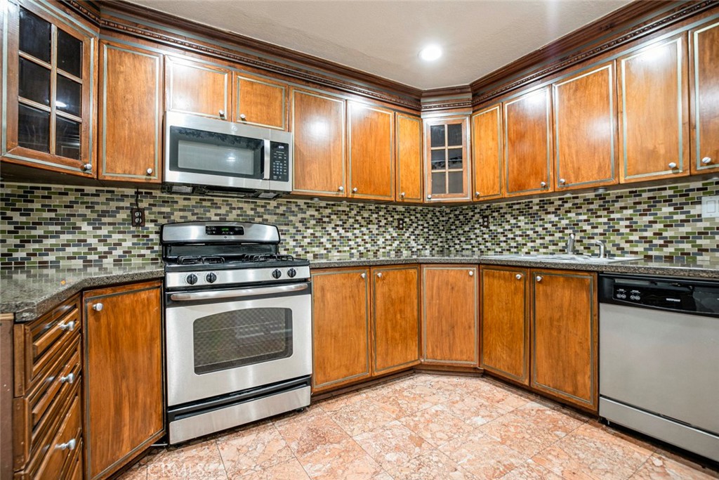 16940 Chatsworth Street 208 Property Photo 9