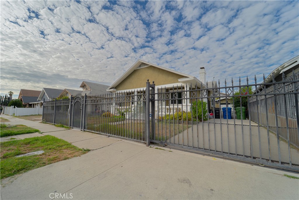 707 West 51st Street Property Photo 3