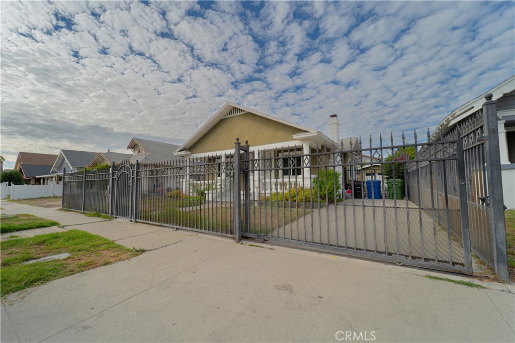 707 West 51st Street Property Photo 4