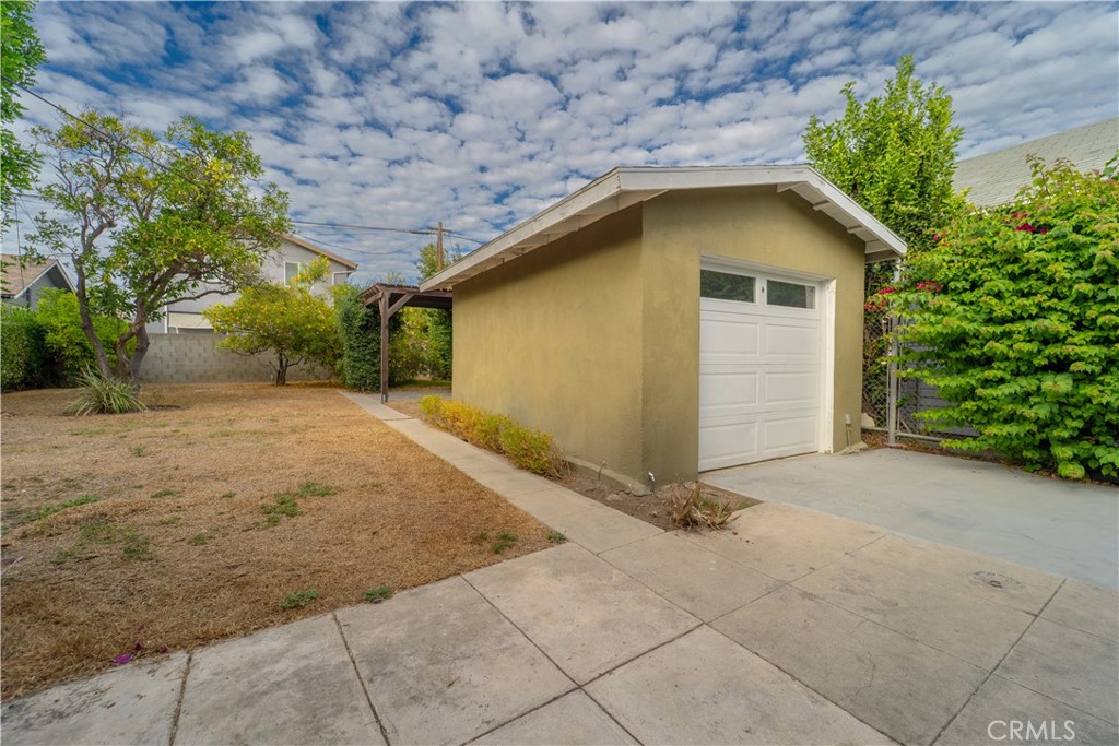 707 West 51st Street Property Photo 32