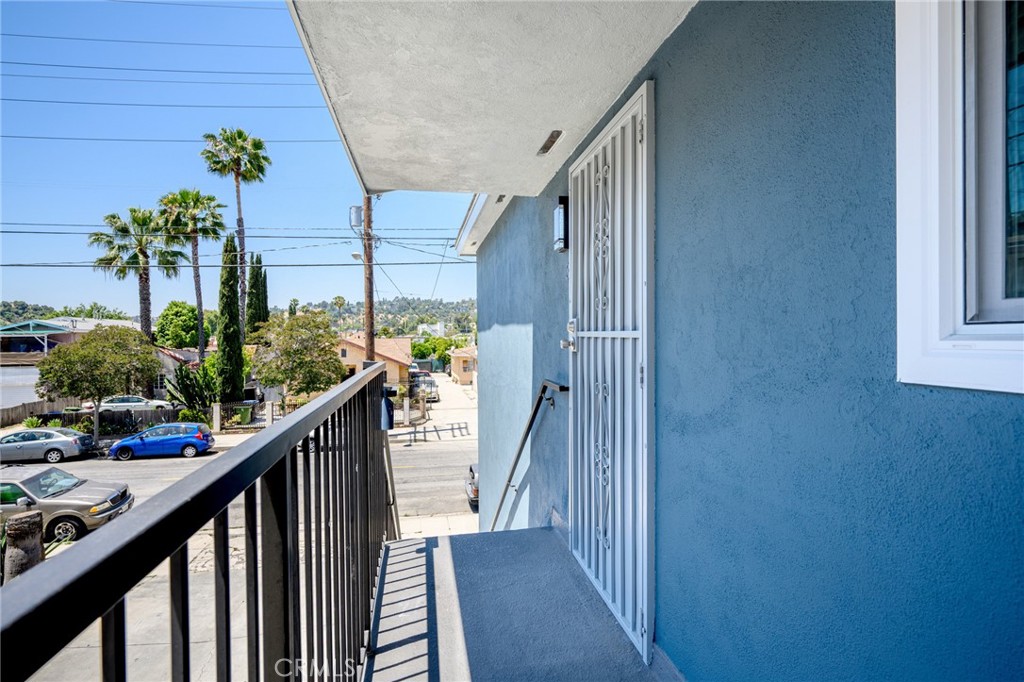 327 S Avenue 57 Property Photo 2