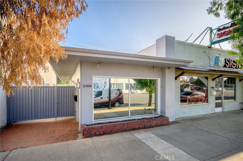 2304 2306 W Burbank Boulevard Property Photo 1