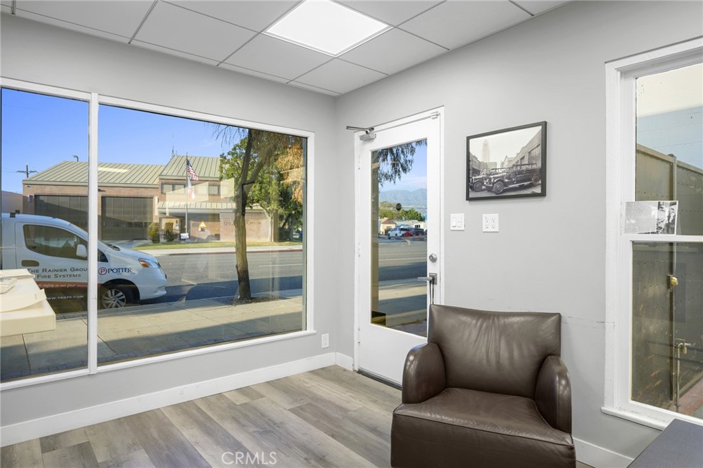 2304 2306 W Burbank Boulevard Property Photo 3
