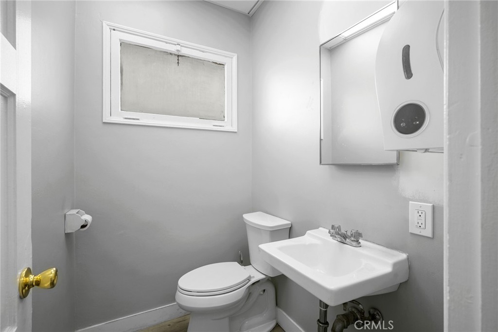 2304 2306 W Burbank Boulevard Property Photo 11
