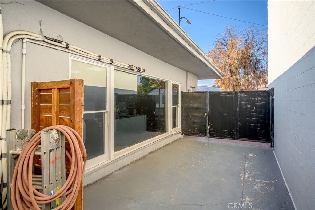 2304 2306 W Burbank Boulevard Property Photo 22