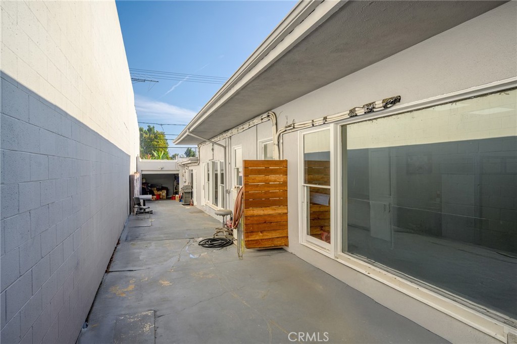 2304 2306 W Burbank Boulevard Property Photo 23