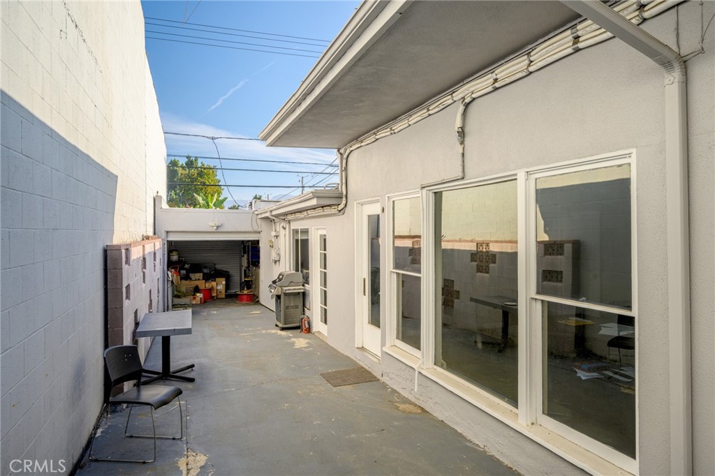 2304 2306 W Burbank Boulevard Property Photo 24
