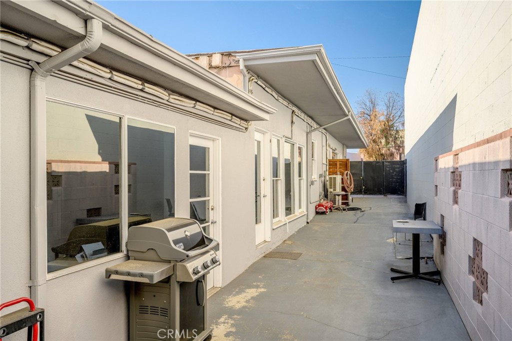 2304 2306 W Burbank Boulevard Property Photo 26