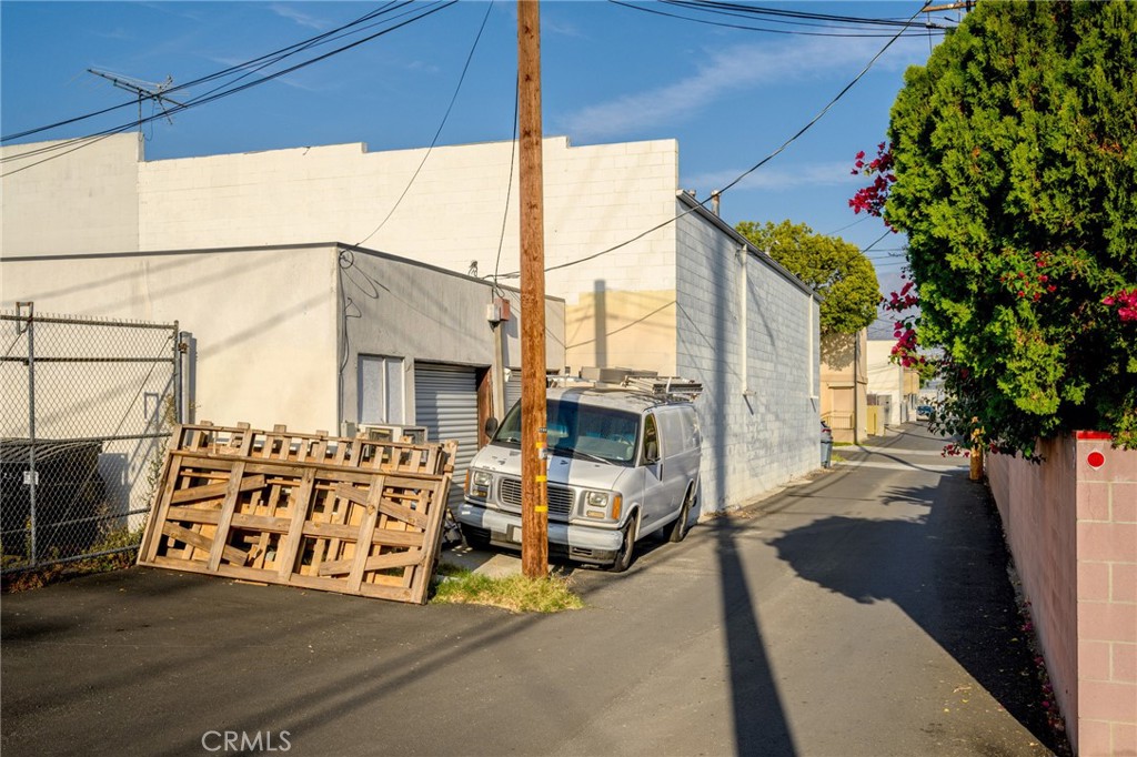 2304 2306 W Burbank Boulevard Property Photo 30