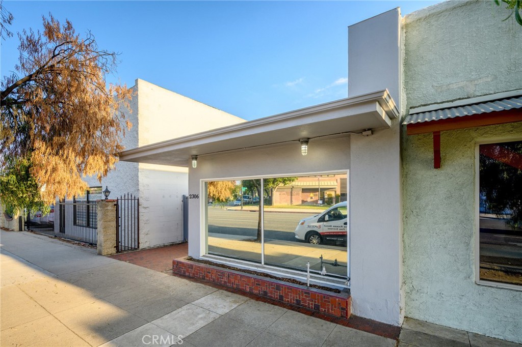 2304 2306 W Burbank Boulevard Property Photo 33