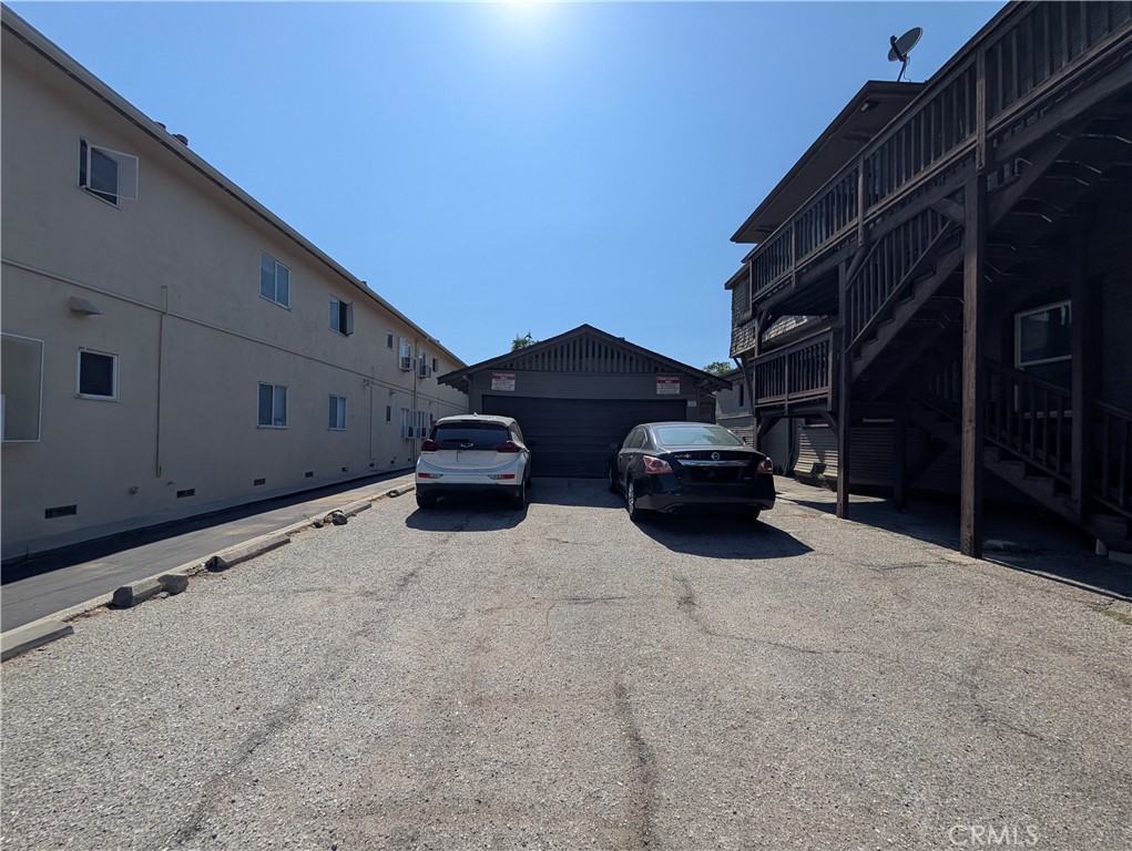325 S Los Robles Avenue Property Photo 3