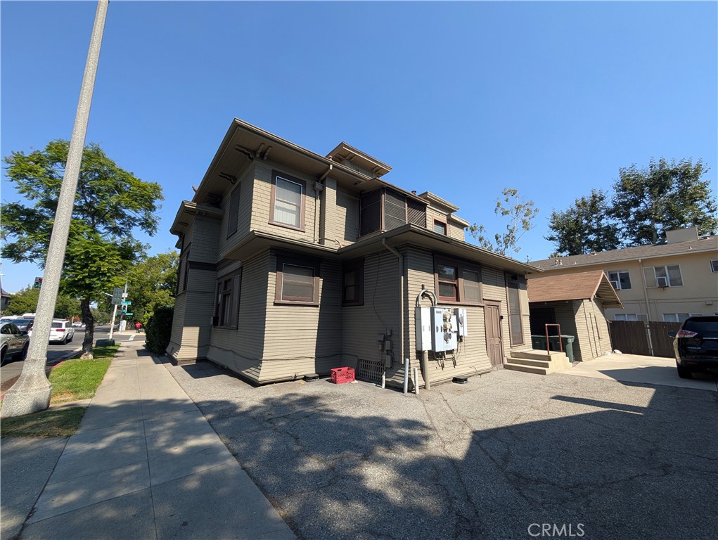 325 S Los Robles Avenue Property Photo 5