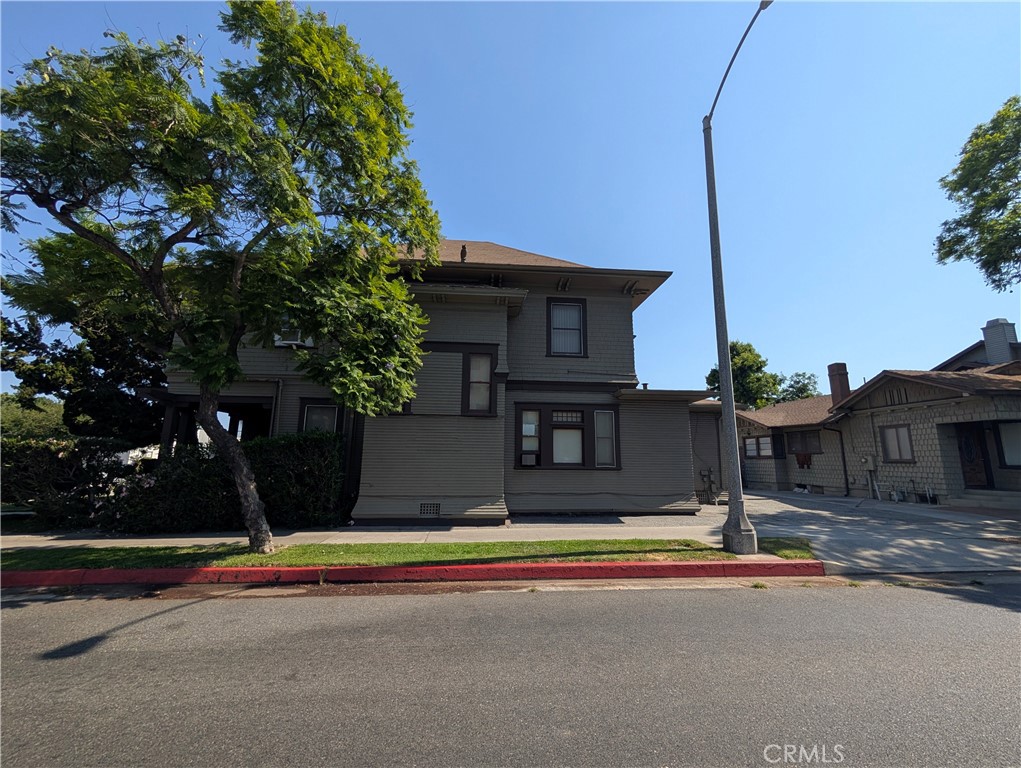 325 S Los Robles Avenue Property Photo 6